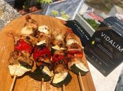 Una foto de brochetas barbacoa