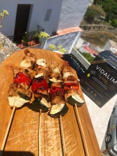 Una foto de 🌿Brochetas de pollo teriyaki y verduras 🌿