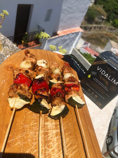 Una foto de 🌿Brochetas de pollo teriyaki y verduras 🌿