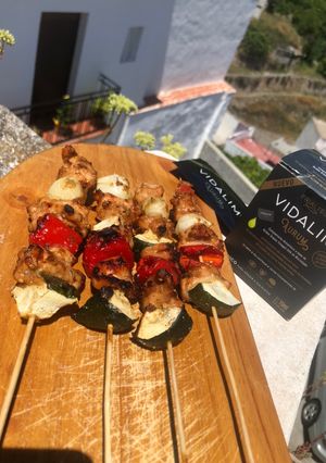 Una foto de 🌿Brochetas de pollo teriyaki y verduras 🌿