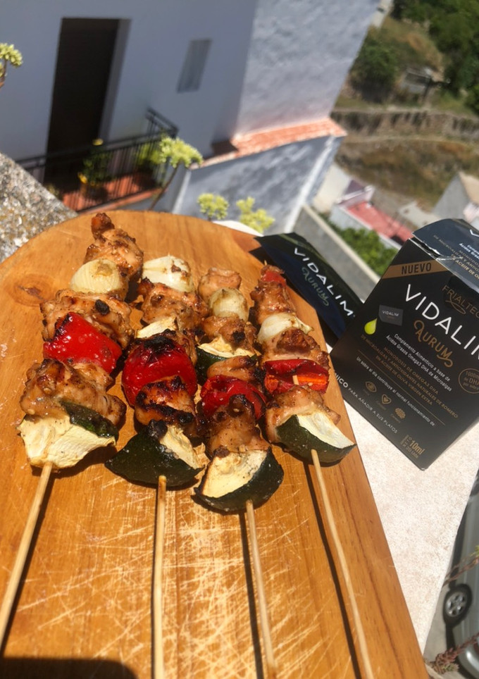 Una foto de 🌿Brochetas de pollo teriyaki y verduras 🌿