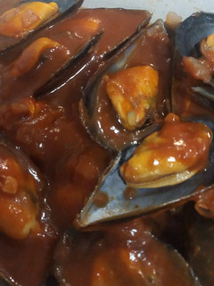 Una foto de Mejillones con salsa de tomate