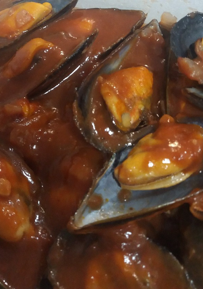 Una foto de Mejillones con salsa de tomate