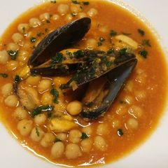 Zuppa di Cozze e ceci mussel and chickpea soup A picture of Zuppa di Cozze e ceci mussel and chickpea soup.