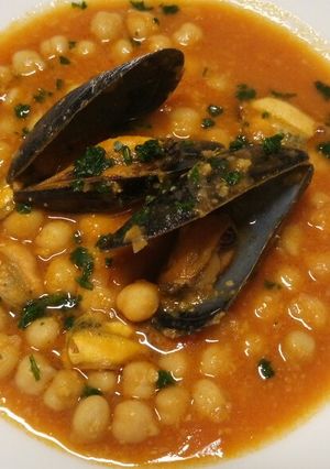 A picture of Zuppa di Cozze e ceci mussel and chickpea soup.
