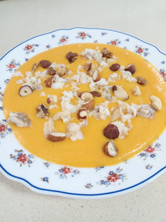 Una foto de Crema de calabaza con bacalao