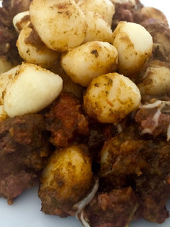 Una foto de Ñoquis con salsa de carne y verduras