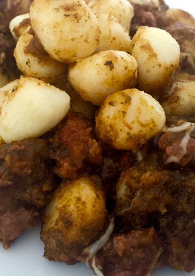 Una foto de Ñoquis con salsa de carne y verduras