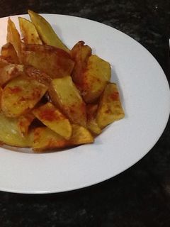 Una foto de Gajos de patatas bravas