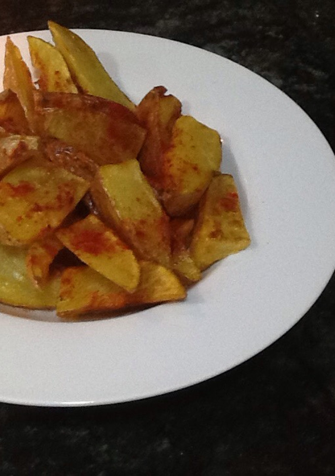 Una foto de Gajos de patatas bravas