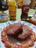 Hamburguesas caseras con ketchup y mostaza