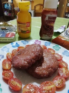 Una foto de Hamburguesas caseras con ketchup y mostaza