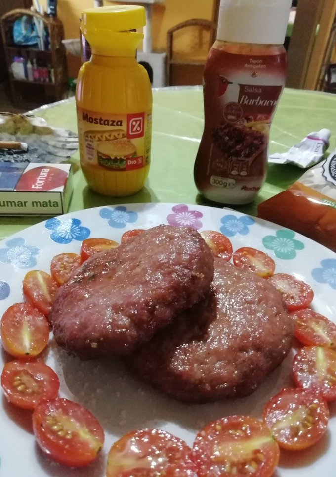 Una foto de Hamburguesas caseras con ketchup y mostaza