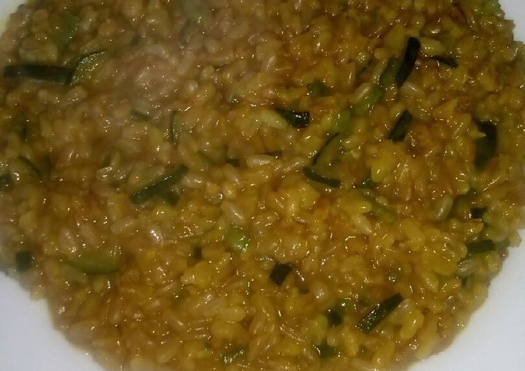 Risotto integrale allo zafferano e zucchine