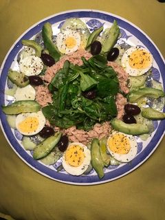 Una foto de Ensalada-carpaccio de pepino, atún, rúcula, canónigos, aguacate y huevo