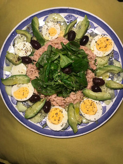 Una foto de Ensalada-carpaccio de pepino, atún, rúcula, canónigos, aguacate y huevo