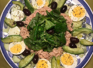 Foto principal de Ensalada-carpaccio de pepino, atún, rúcula, canónigos, aguacate y huevo