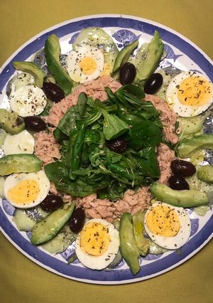 Foto principal de Ensalada-carpaccio de pepino, atún, rúcula, canónigos, aguacate y huevo
