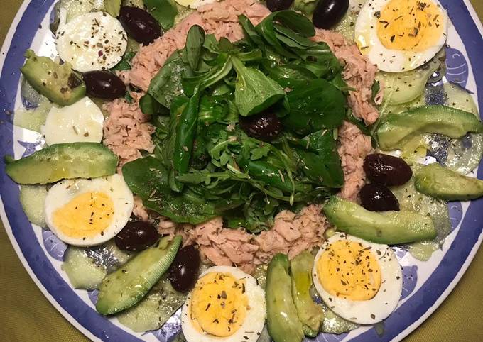 Ensalada-carpaccio de pepino, atún, rúcula, canónigos, aguacate y huevo  Receta de @ Cookpad