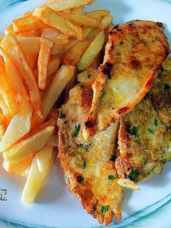 Una foto de Pechuga de pollo al curry amarillo hindú con ajos y perejil