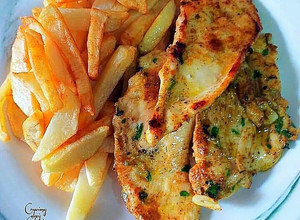 Foto principal de Pechuga de pollo al curry amarillo hindú con ajos y perejil