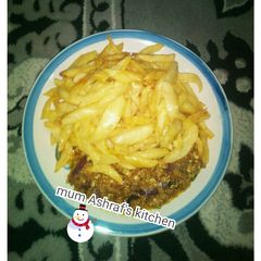A picture of Potato chips with egg sauce.
