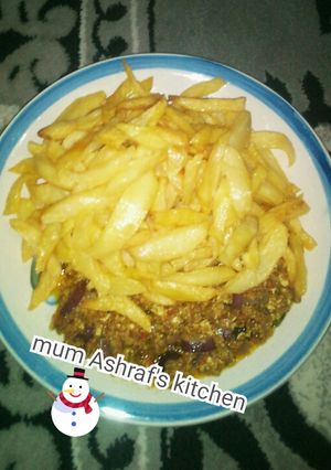 A picture of Potato chips with egg sauce.