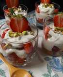 Vasitos de fresas con crema de Skyr