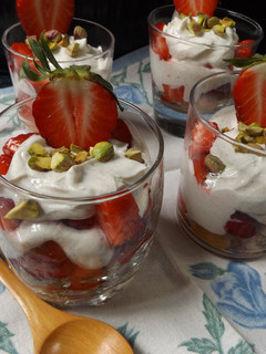 Una foto de Vasitos de fresas con crema de Skyr