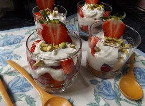 Una foto de Vasitos de fresas con crema de Skyr