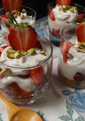 Una foto de Vasitos de fresas con crema de Skyr