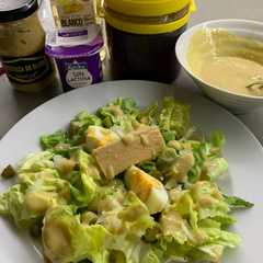 Una foto de Ensalada verde con salsa de mostaza y miel
