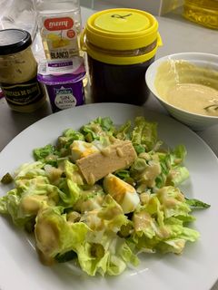 Una foto de Ensalada verde con salsa de mostaza y miel