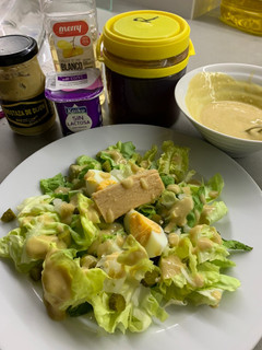 Una foto de Ensalada verde con salsa de mostaza y miel