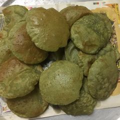 A picture of Palak Puri (spinach puri).