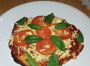 Una foto de Pizza margarita con base de coliflor
