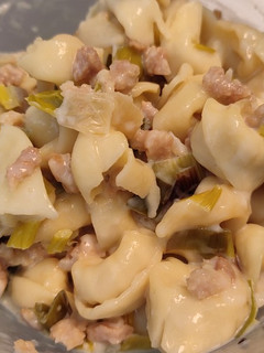 Foto principal de Tortellinis con puerro, cebolla y soja en salsa suave de queso