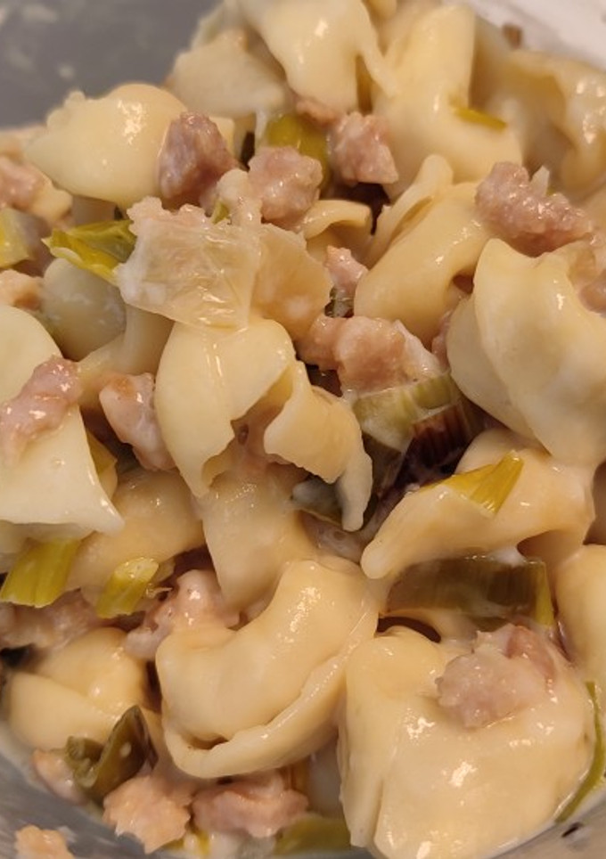 Una foto de Tortellinis con puerro, cebolla y soja en salsa suave de queso