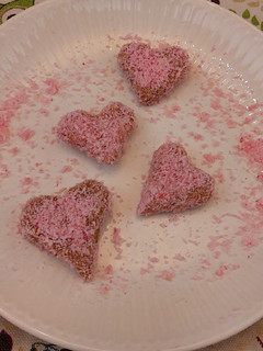 Una foto de Cocadas con manjar (forma de corazón) románticas