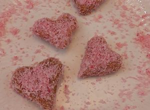 Una foto de Cocadas con manjar (forma de corazón) románticas