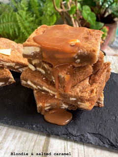 Una foto de Blondie (brownie de chocolate blanco)