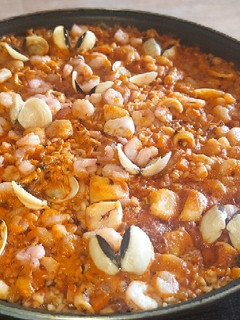 Una foto de Arroz de pescado con gambas y almejas