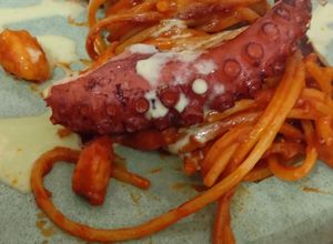 Foto di SPAGHETTI ALL' ASSASSINA CON POLPO CROCCANTE E CREMA DI BURRATA