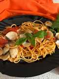 Spaghetti con pomodoro fresco, basilico e vongole
