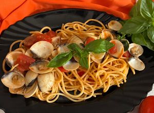 Foto di Spaghetti con pomodoro fresco, basilico e vongole