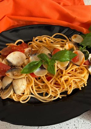 Foto di Spaghetti con pomodoro fresco, basilico e vongole