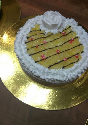 A picture of Inside pinnapple cake.