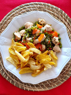 Una foto de Pollo Arvejado con papitas fritas