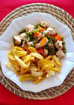 Una foto de Pollo Arvejado con papitas fritas