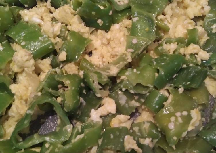 Friggitelli con uova strapazzate